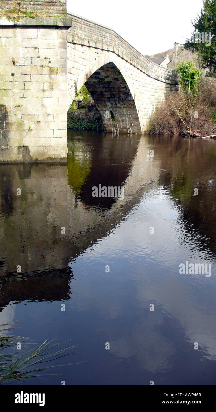 Froggatt ponte sul fiume Derwent, Derbyshire, Regno Unito Foto Stock