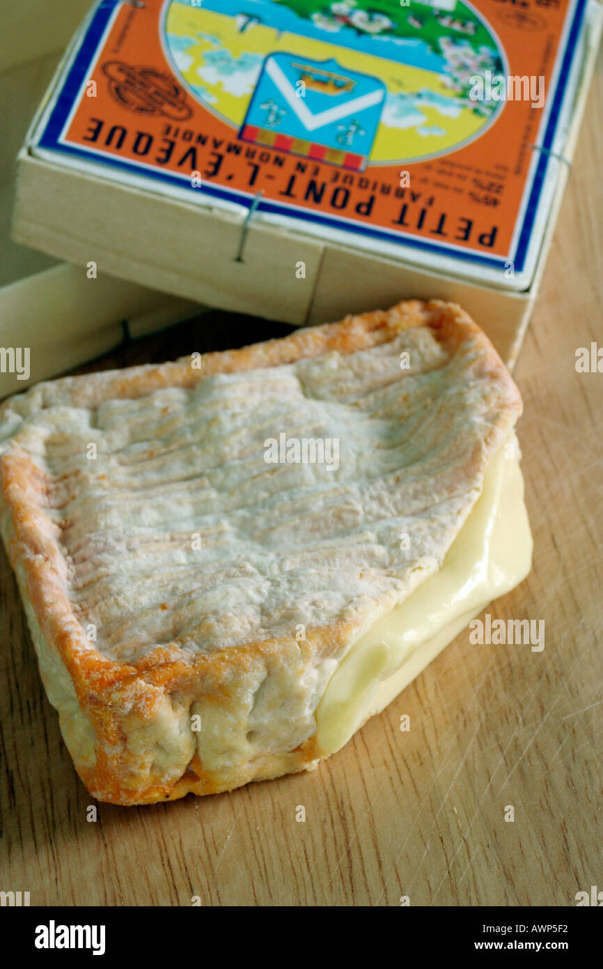 Il formaggio sulla tavola di legno Petit Pont L Eveque formaggio tagliato Foto Stock