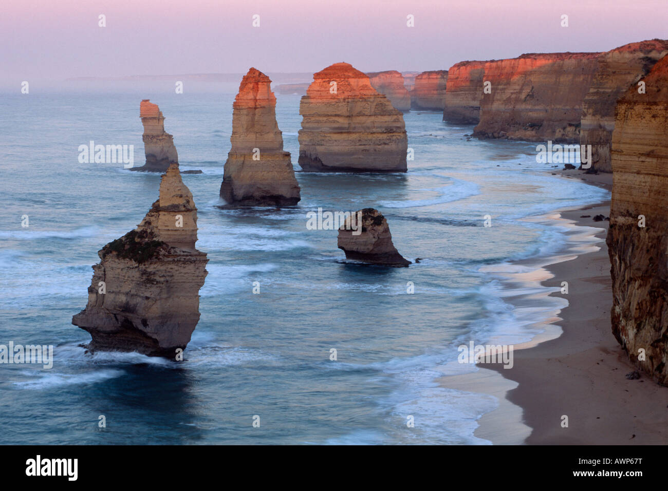 I dodici apostoli di sunrise, Great Ocean Road, Parco Nazionale di Port Campbell, Victoria, Australia, Oceania Foto Stock