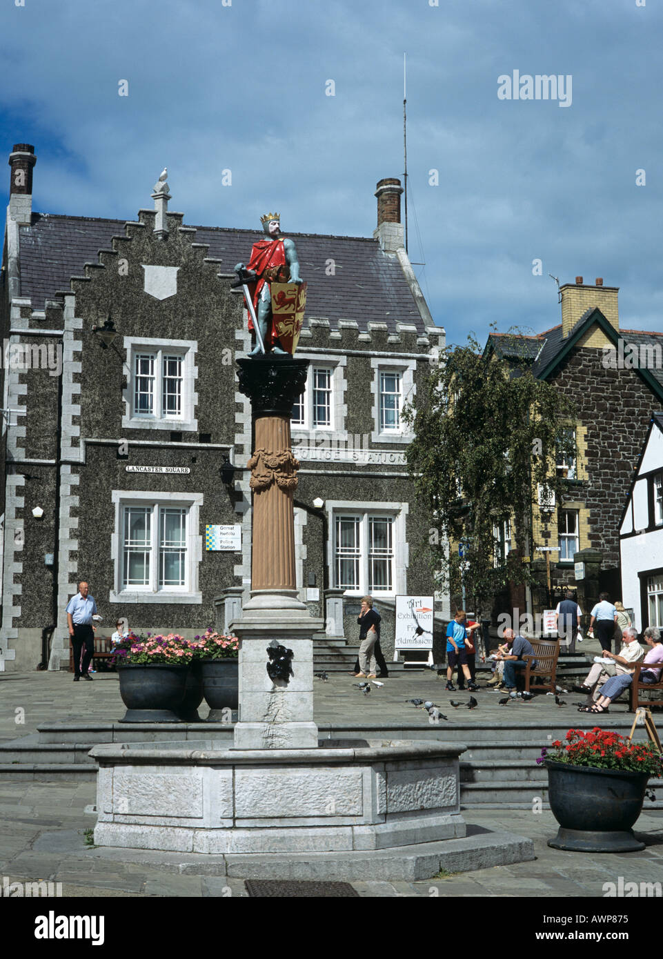 LANCASTER Square con la statua di Llywelyn ap Iorwerth nella parte vecchia di Conwy all'interno di città medievale Conwy North Wales UK Foto Stock