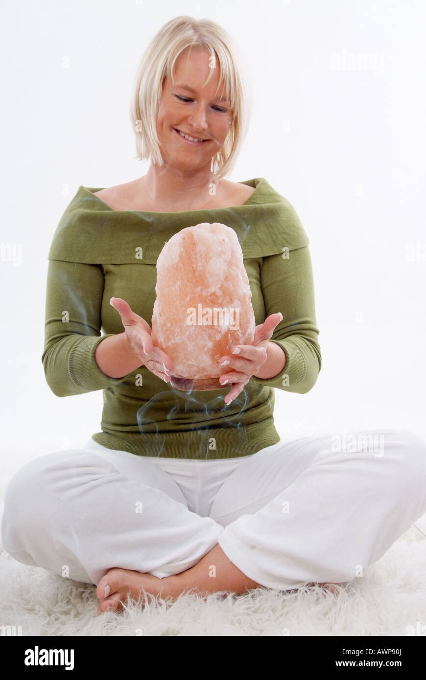 Donna con saltstone Foto Stock