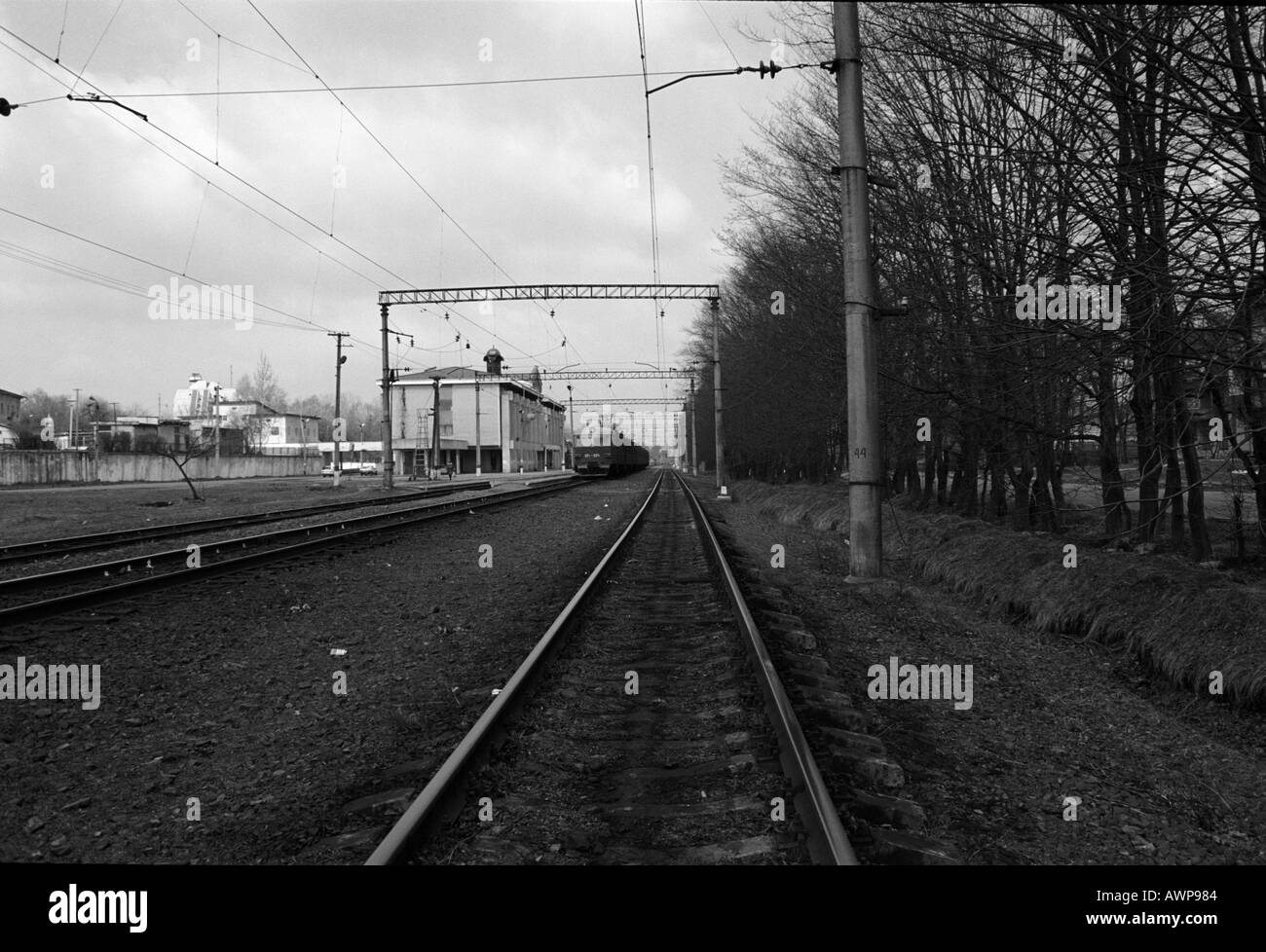 Zakarpattia Morshin Villaggio Ferroviario premuto a molla cavo sporco line road stazione ad albero Foto Stock