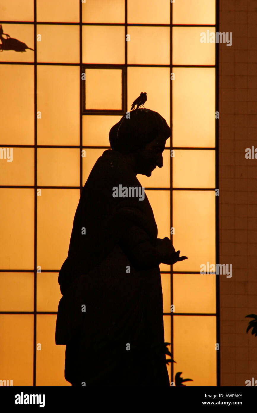 Statua di Indira Gandhi stagliano nella luce della sera, Calcutta, West Bengal, India, Asia Foto Stock