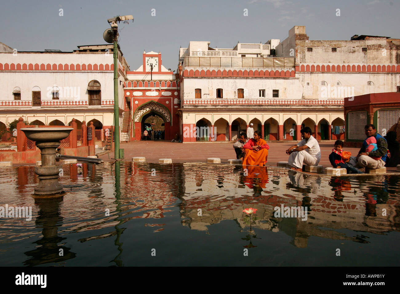 Fontana nel cortile di una moschea di Delhi, India, Asia Foto Stock