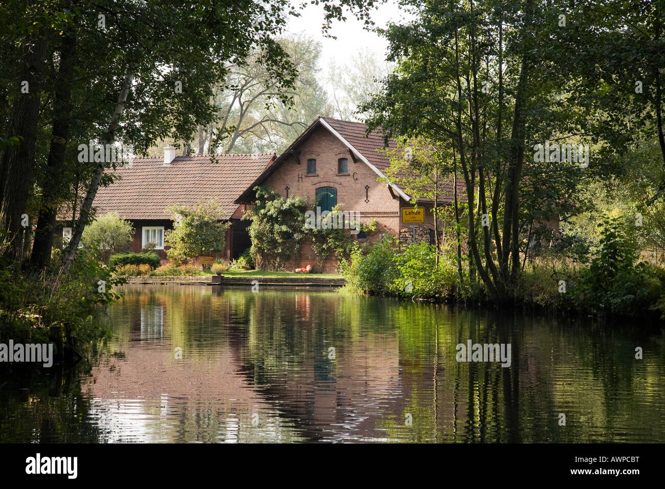 Gateway sulla Sprea nel villaggio di Lehde, con una foresta di Sprea house dietro, Brandeburgo, Germania, Europa Foto Stock