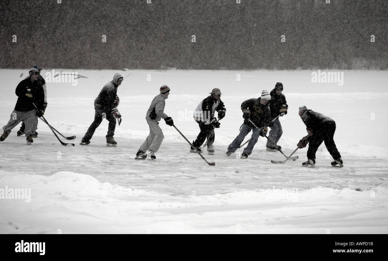 Giocare ad hockey su uno stagno Foto Stock