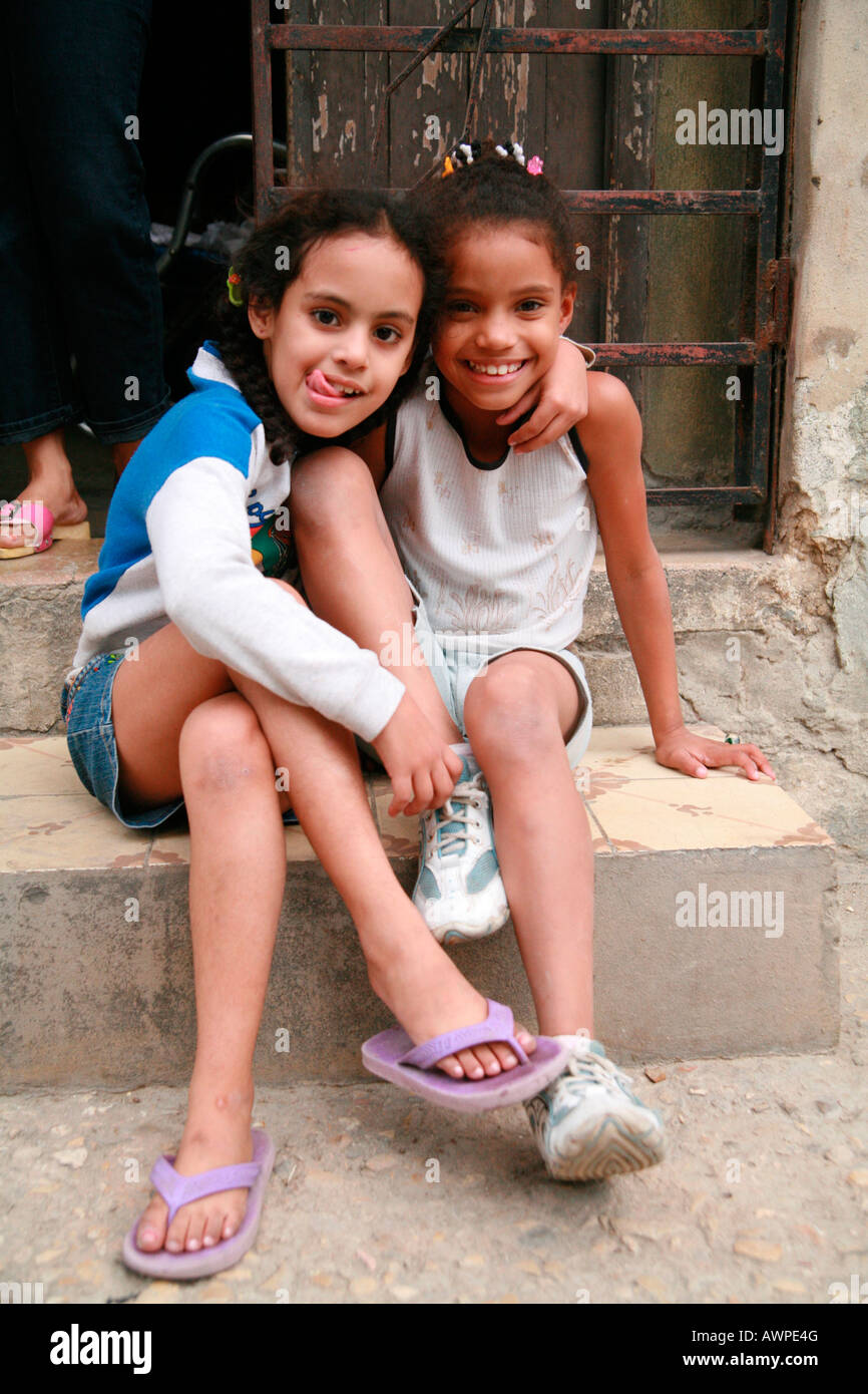 Due ragazze seduto su un gradino Havana Cuba Caraibi Foto stock Alamy