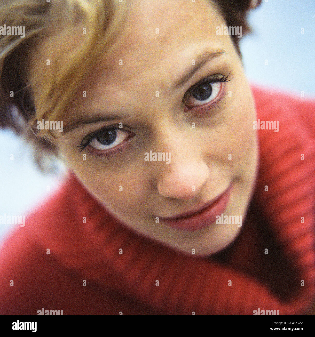 Giovane donna che guarda alla fotocamera, ritratto Foto Stock