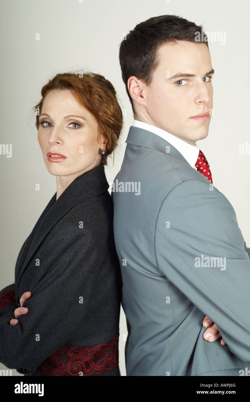 Donna e uomo in piedi back-to-back Foto Stock