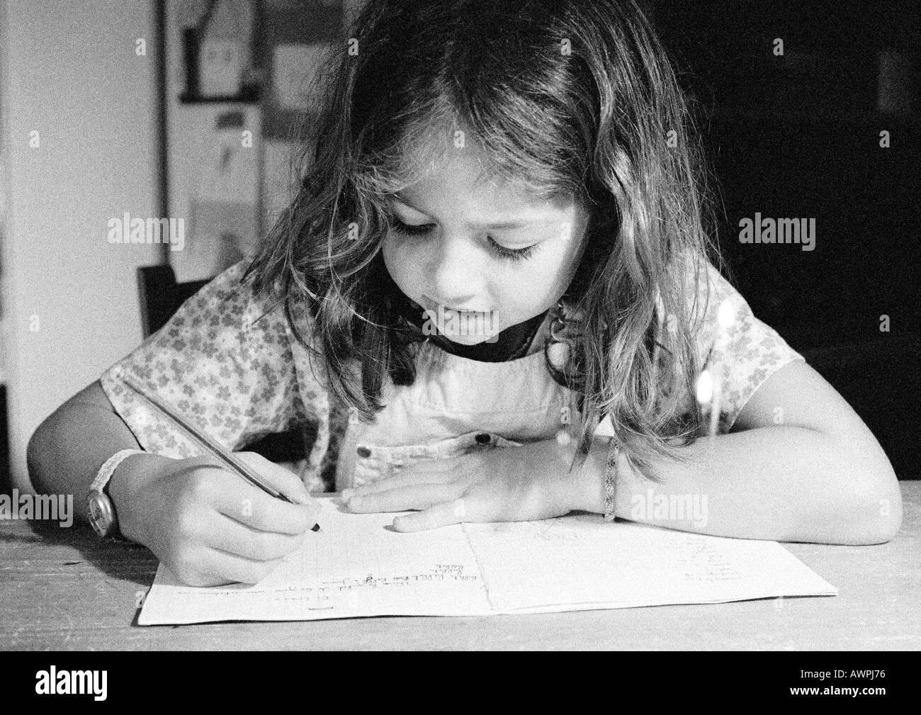 Ragazza iscritto nel notebook, close-up, b&W Foto Stock