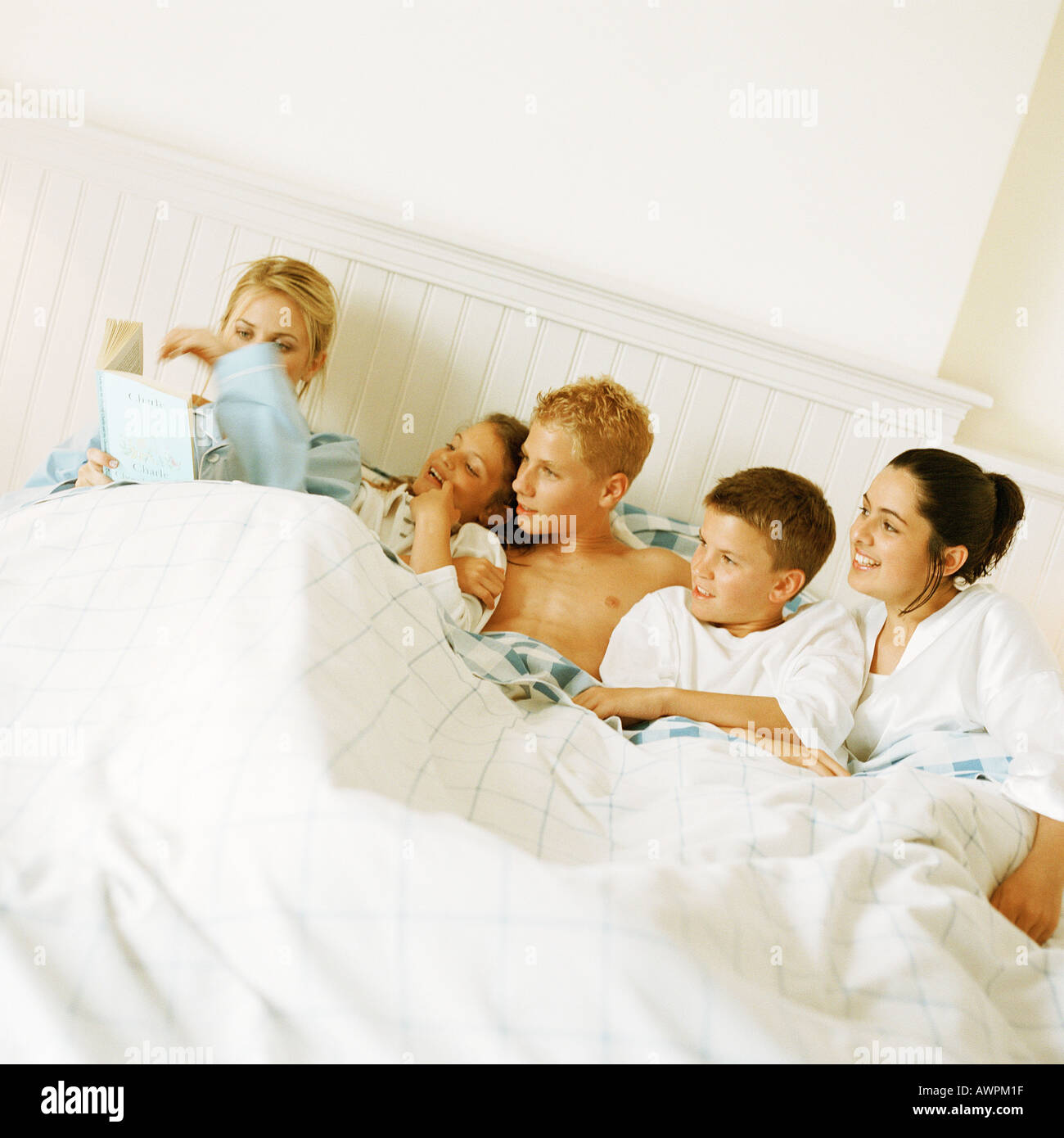 Giovani giacente in letto, una sola lettura Foto Stock
