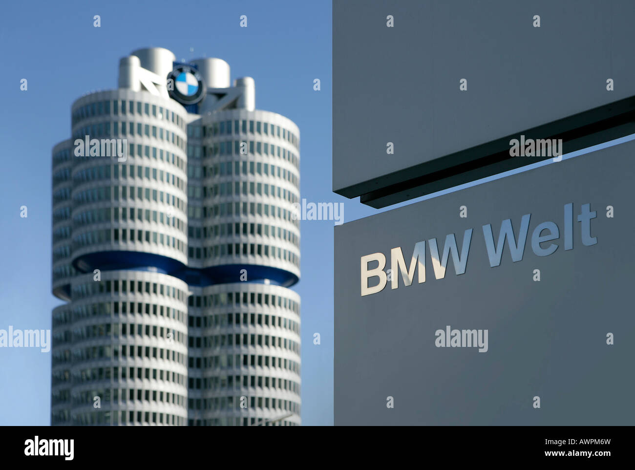 Il BMW Welt (BMW World) il centro espositivo e la sede della BMW a Monaco di Baviera, Germania, Europa Foto Stock