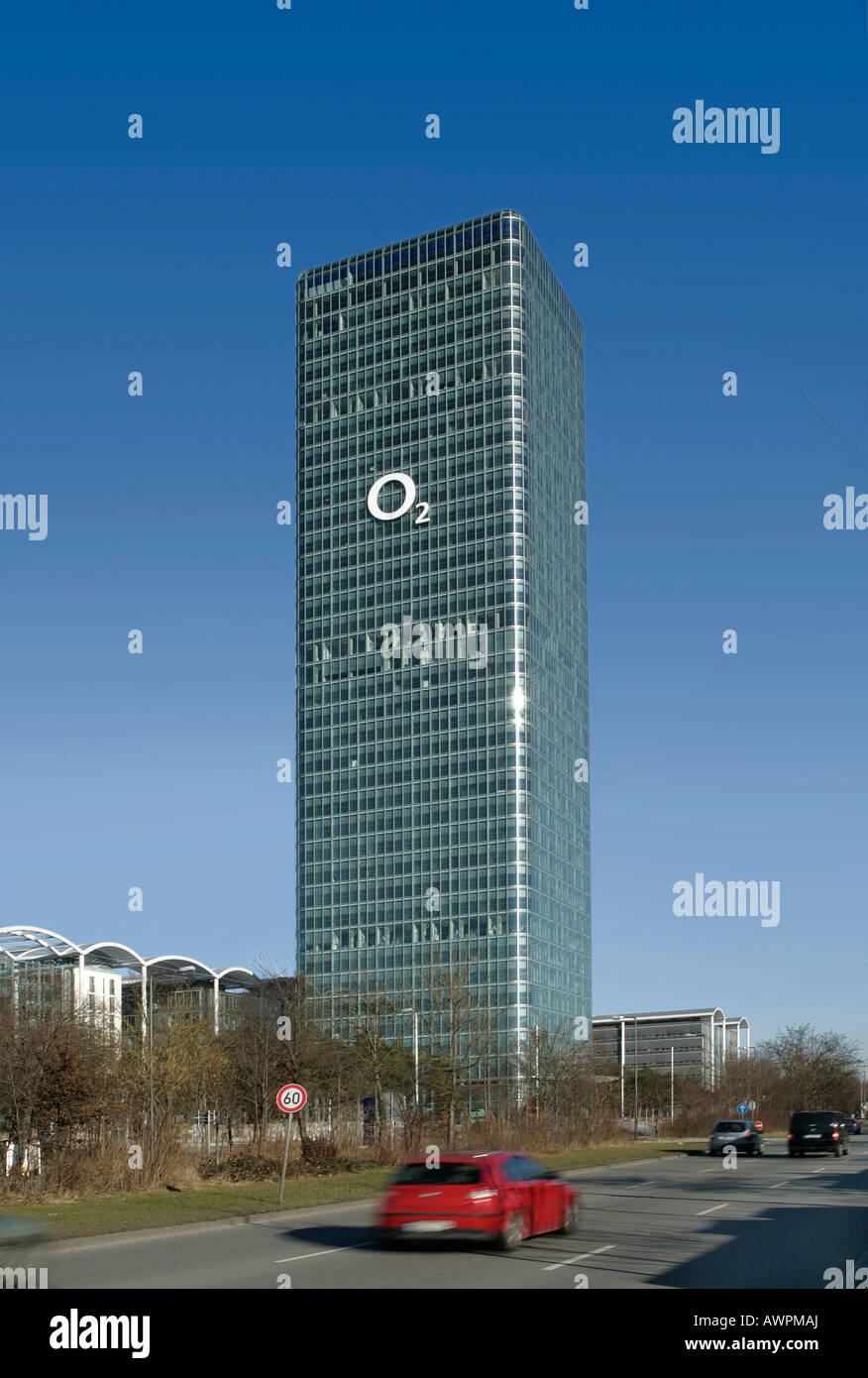 O2 (società di telecomunicazioni) Il logo su un grattacielo a Monaco di Baviera, Germania, Europa Foto Stock
