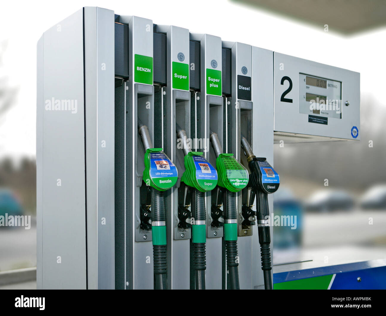 Le pompe di benzina a un benzina OMV stazione di Monaco di Baviera, Germania, Europa Foto Stock