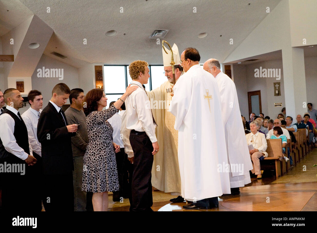 Ispanico vescovo Jaime Soto associare il Vescovo della diocesi di Orange Orange County CA celebra la santa messa Foto Stock