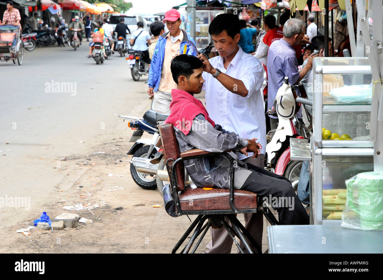 Parrucchiere a un marketplace in Phnom Penh Cambogia, sud-est asiatico Foto Stock