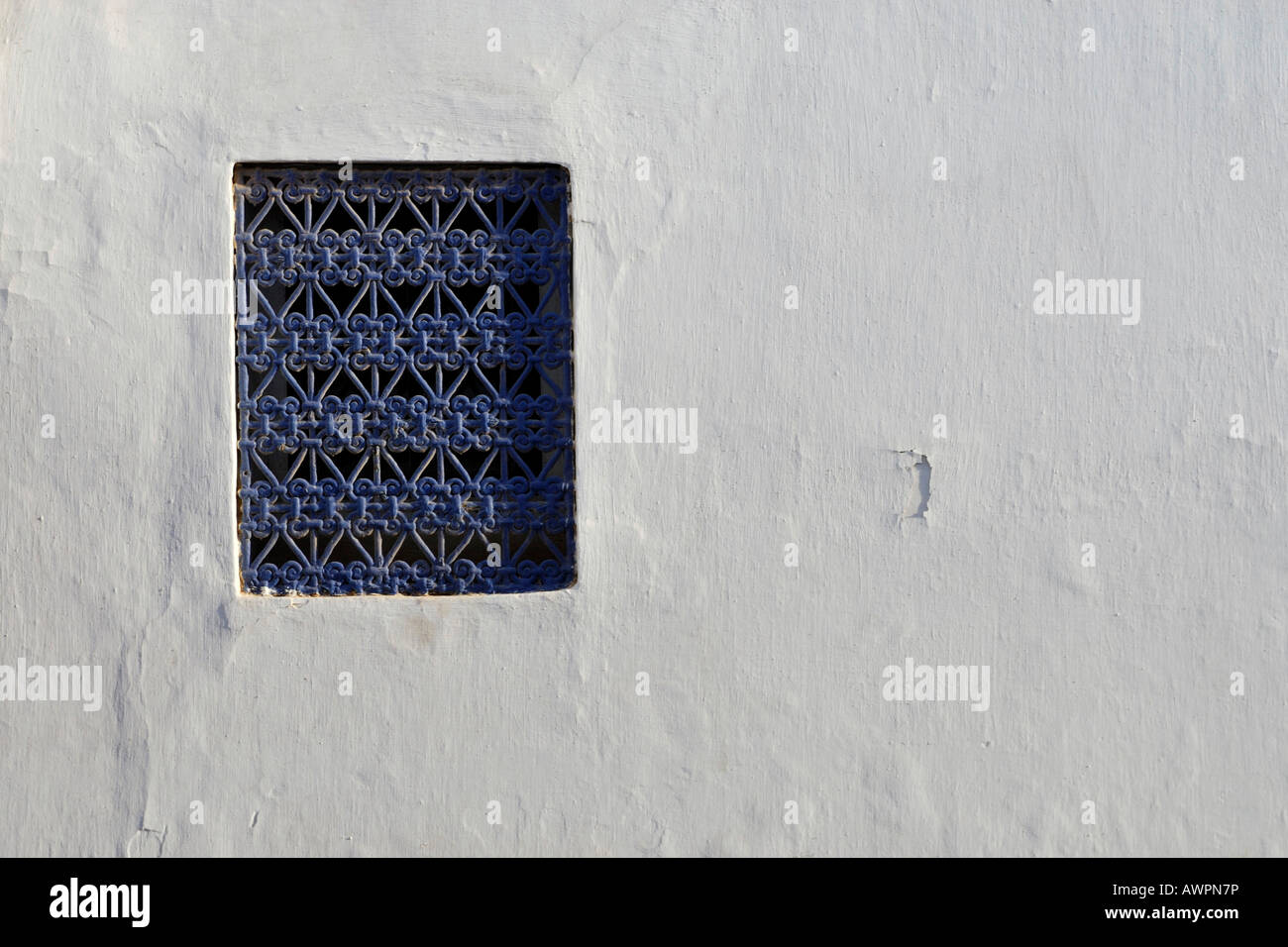 Bloccate finestra su una parete bianca, Rabat, Marocco, Africa del Nord Foto Stock