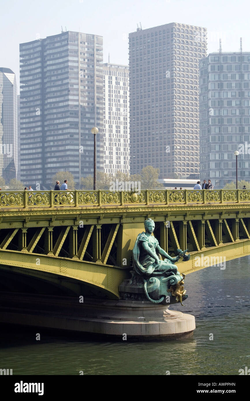 Pont Mirabeau, Senna, e i grattacieli di Parigi, Francia, Europa Foto Stock