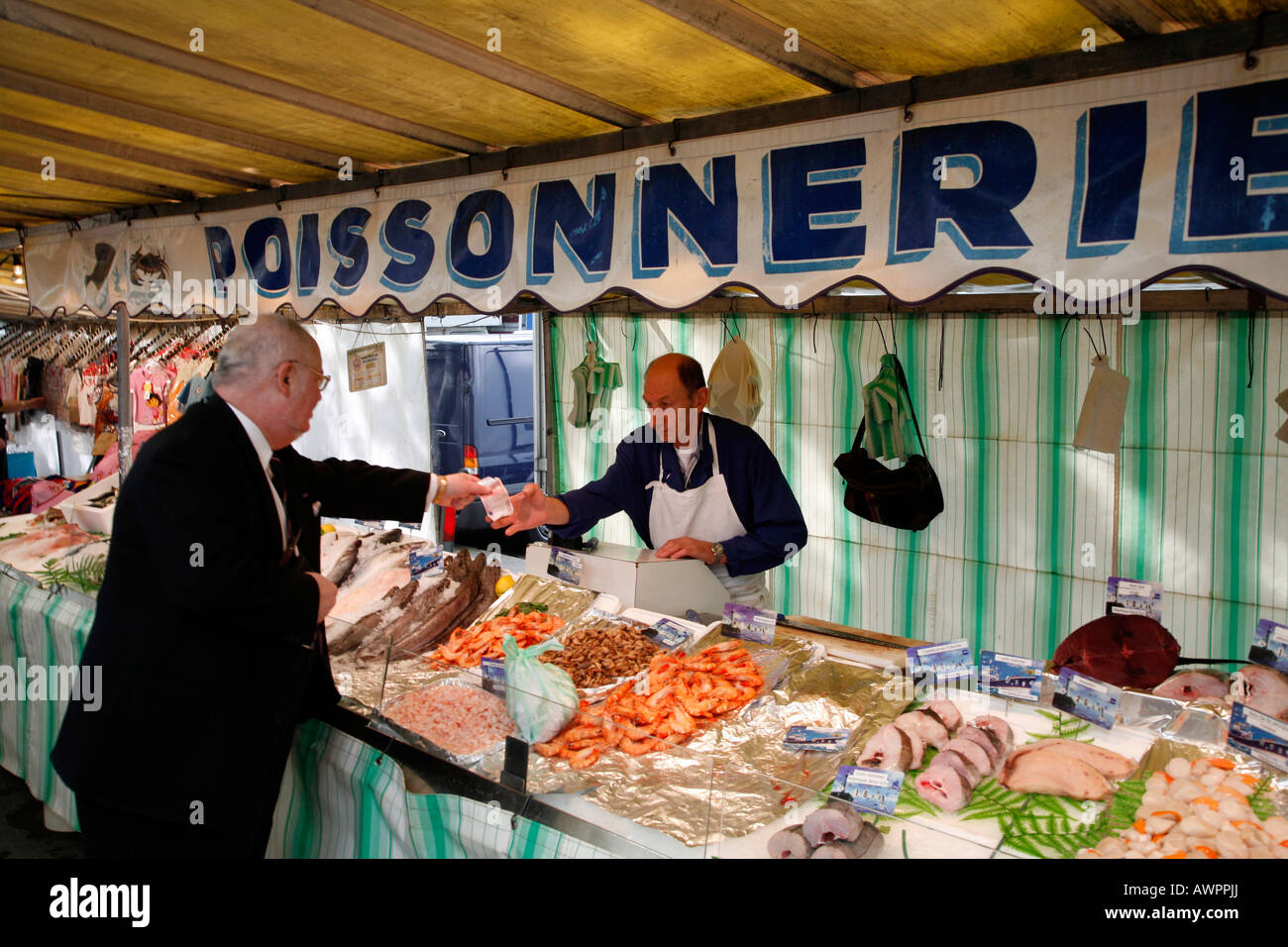 Pesce il fornitore e il cliente al Boulevard de Reuilly mercato nel dodicesimo arrondissement di Parigi, Francia, Europa Foto Stock