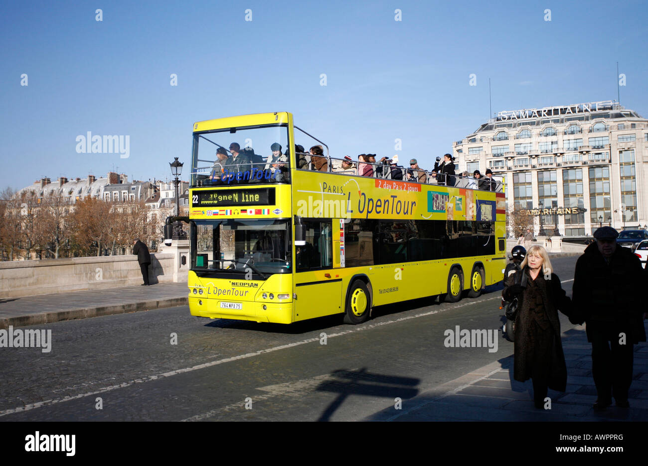 Sightseeing Bus sul Pont Neuf ponte in Parigi, Francia, Europa Foto Stock