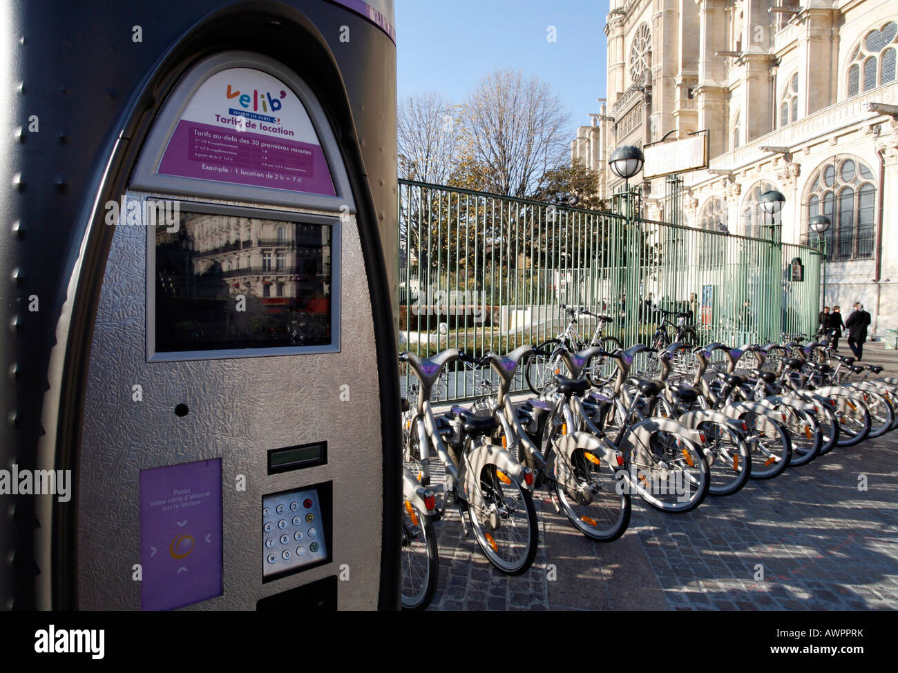 Un servizio di noleggio biciclette per i turisti e la gente del posto in corrispondenza di una posizione vicino a St. Eustache Chiesa, Les Halles, Parigi, Francia, Europa Foto Stock