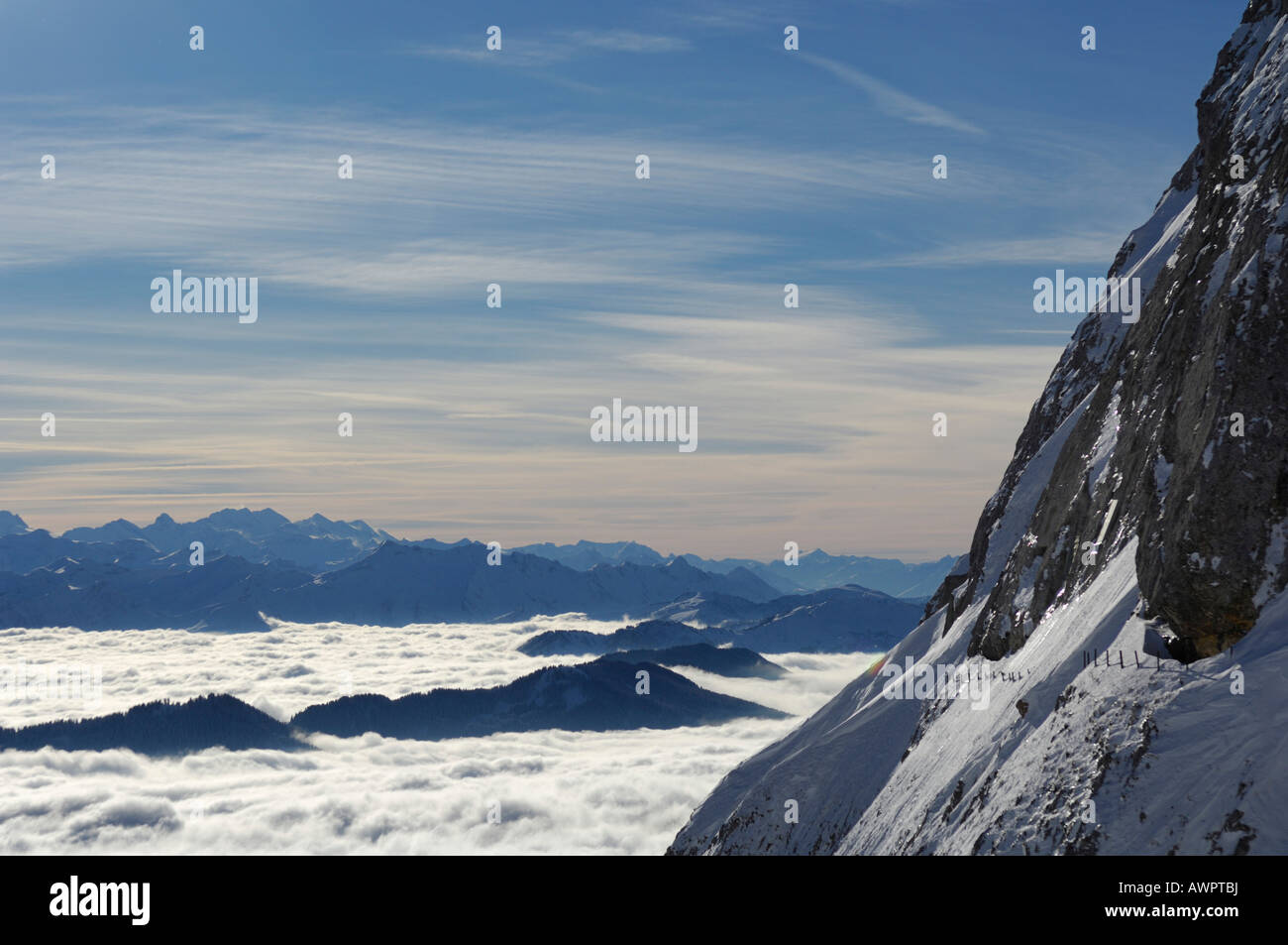 Vista da Mt. Pilatus sopra central alpi svizzere, il mare di nebbia, Lucerna, Svizzera, Europa Foto Stock