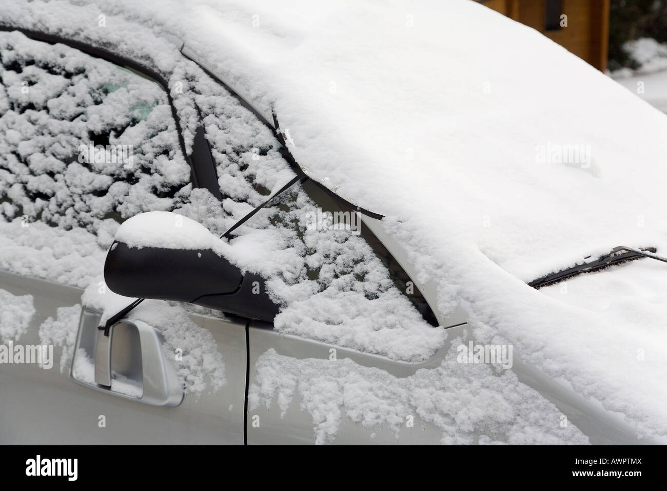 La neve sul parabrezza di un auto Foto Stock