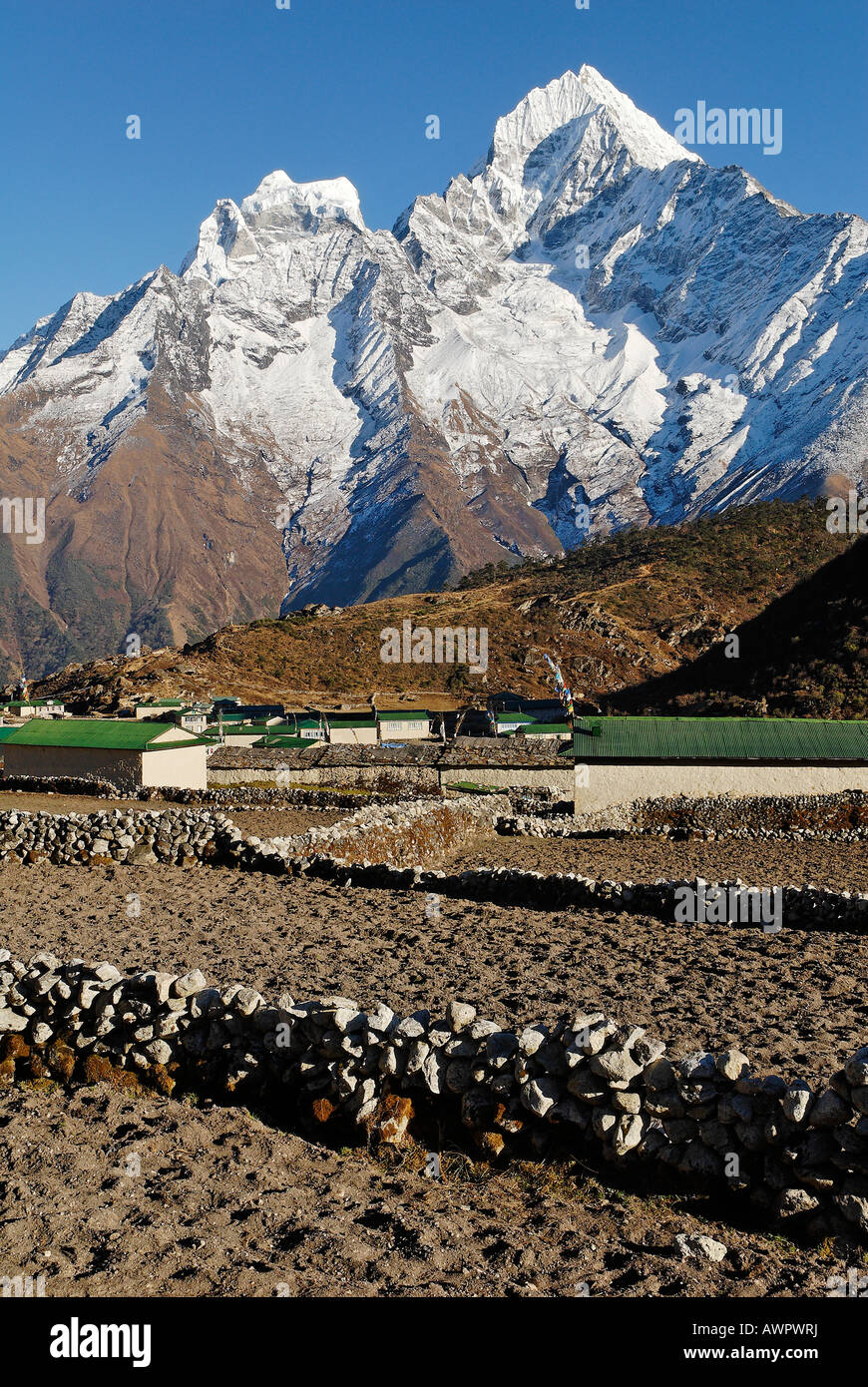 Villaggio Sherpa Khumjung con Thamserku (6608), il Parco Nazionale di Sagarmatha, Khumbu, in Nepal Foto Stock