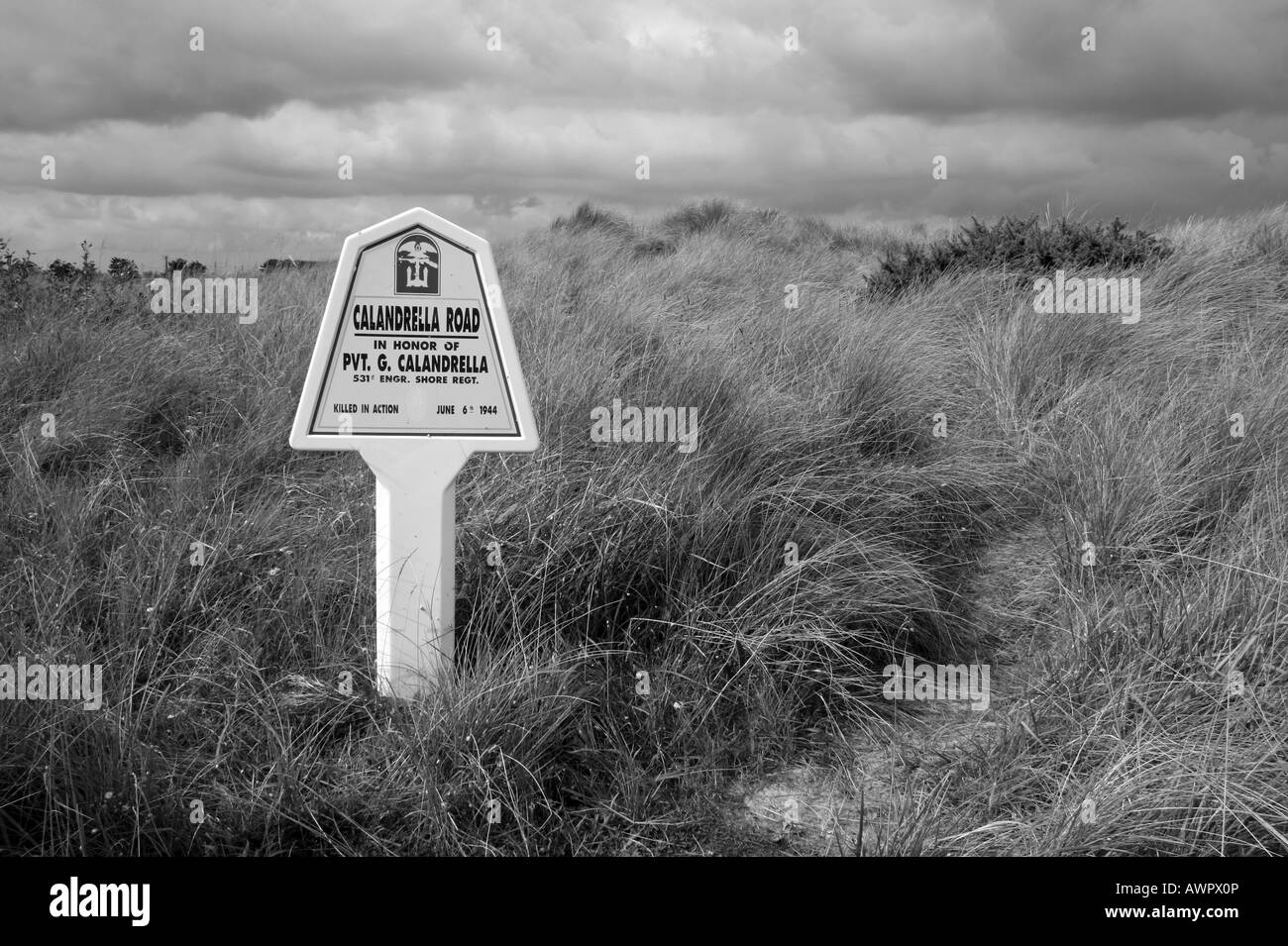 Memorial road marker per un americano caduto soldato vicino a Utah Beach, in Normandia. Foto Stock