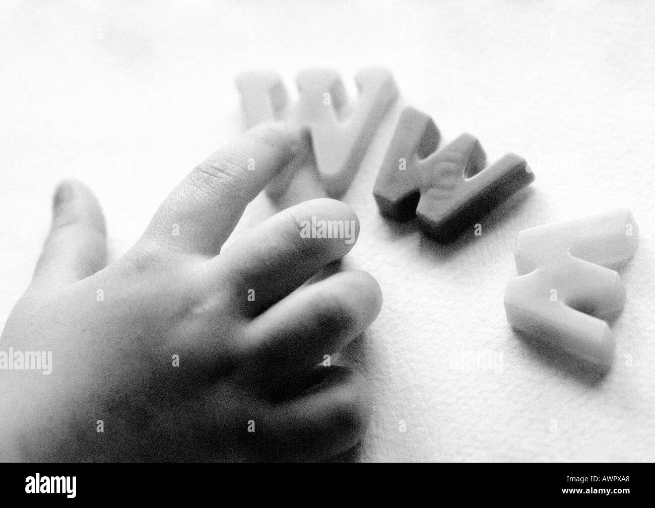 Bambino disponendo le lettere ortografia WWW Foto Stock