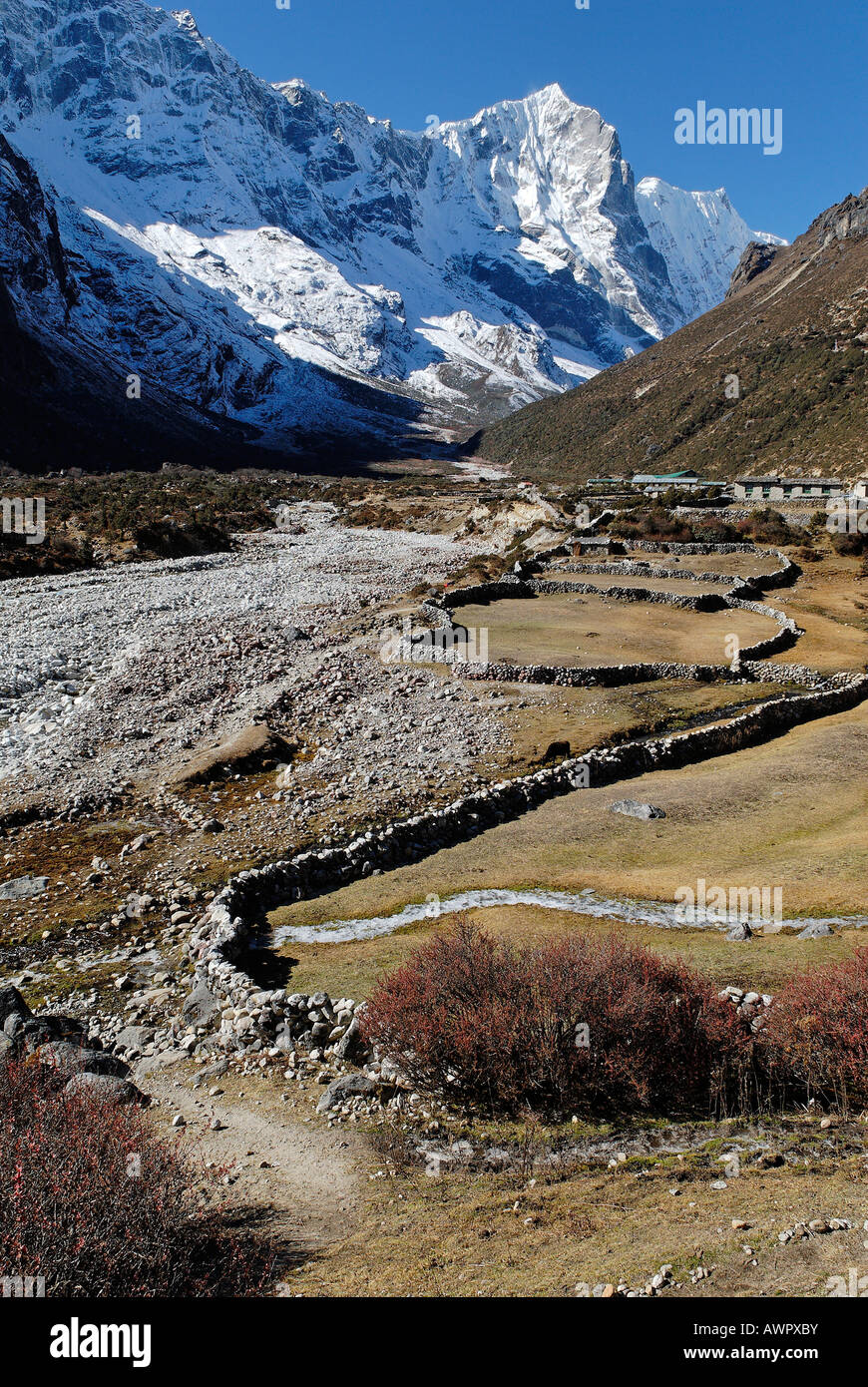 Thame villaggio Sherpa, Thame Khola valley con Tengkang Poche (6500), Bhote Koshi Tal, Parco Nazionale di Sagarmatha, Khumbu, in Nepal Foto Stock