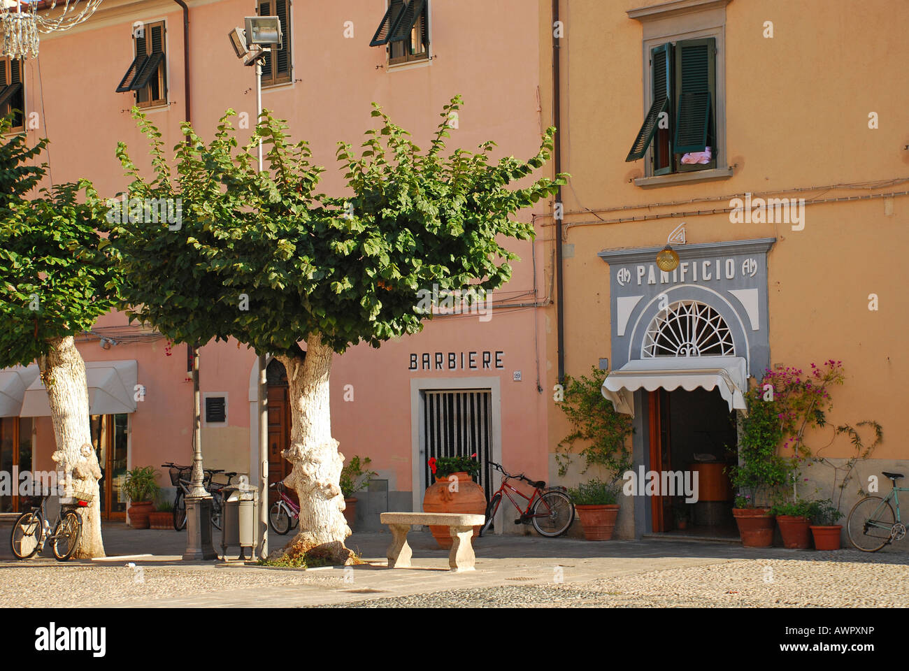 Hauptplatz mit Barbier und Bäckerei Marciana Marina Insel Elba Italien Foto Stock
