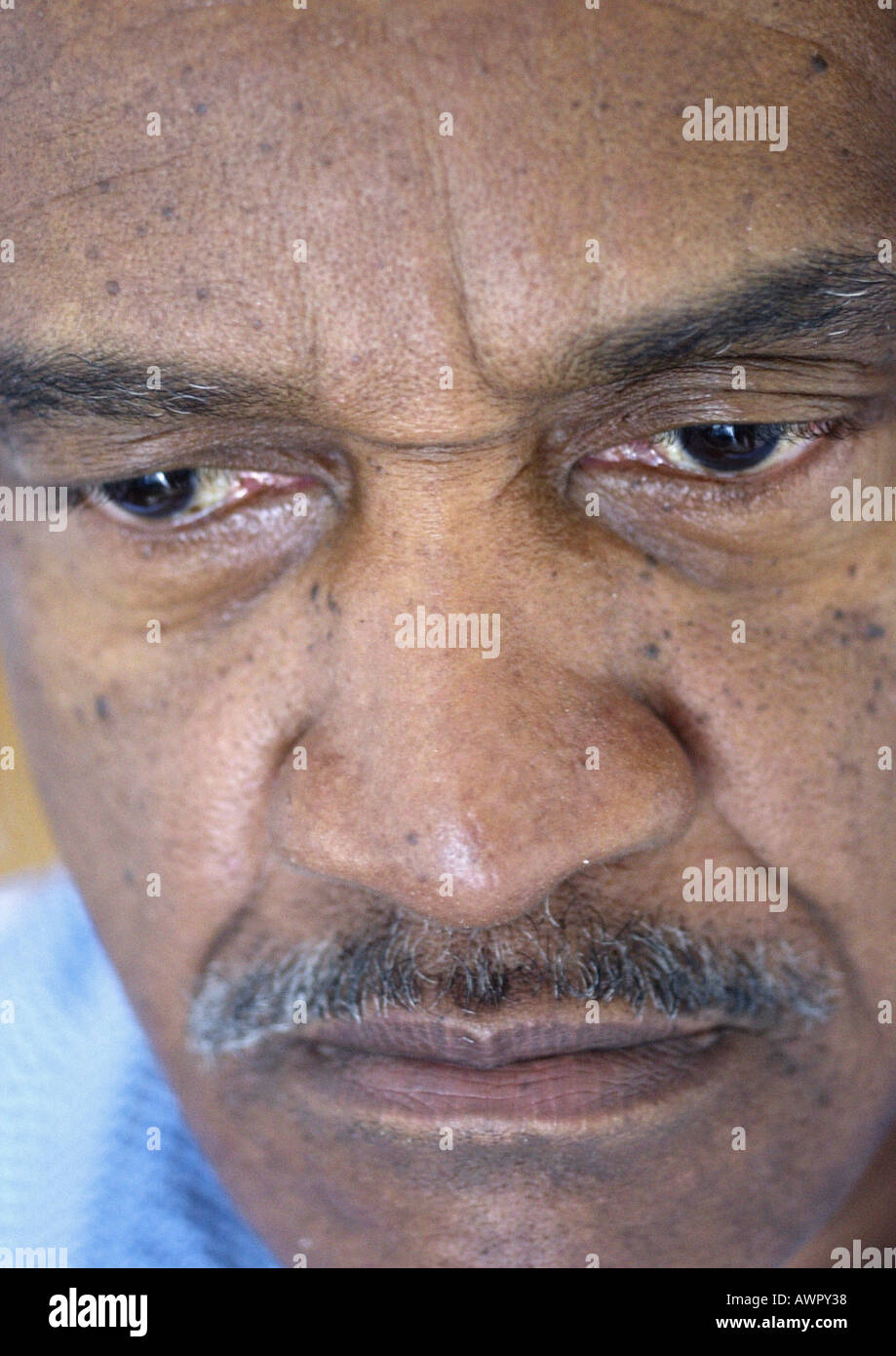 Senior uomo che guarda in basso, close-up. Foto Stock