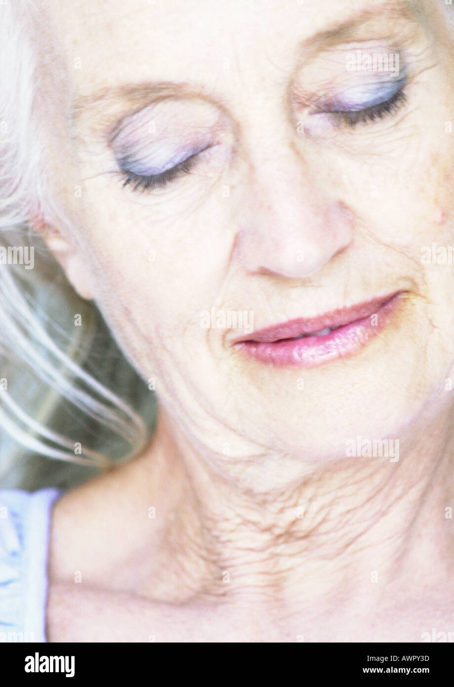 Donna matura, sorridendo gli occhi chiusi, ritratto. Foto Stock