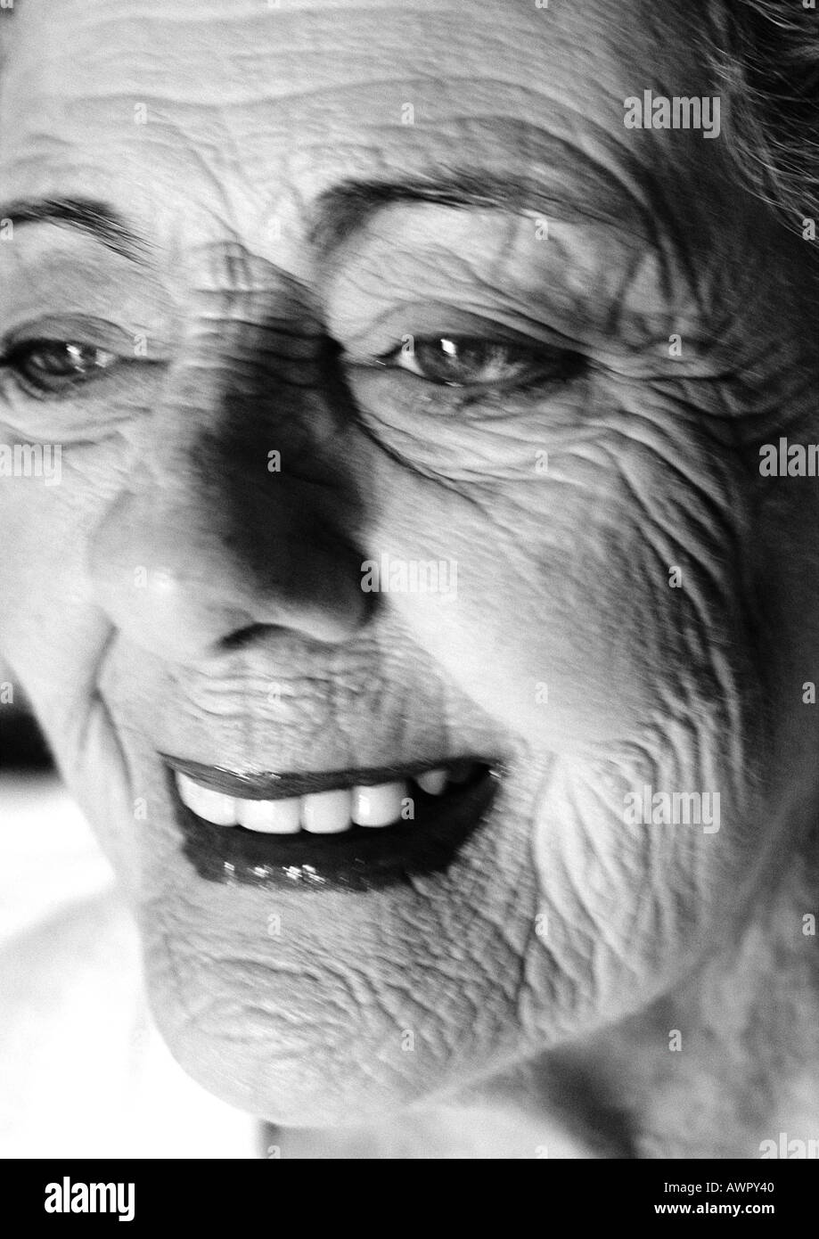 Senior donna sorridente, vista laterale, close-up, b&w. Foto Stock