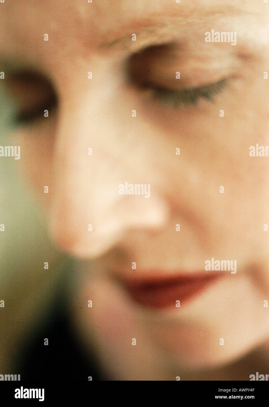 Donna matura con gli occhi chiusi, extreme close-up. Foto Stock