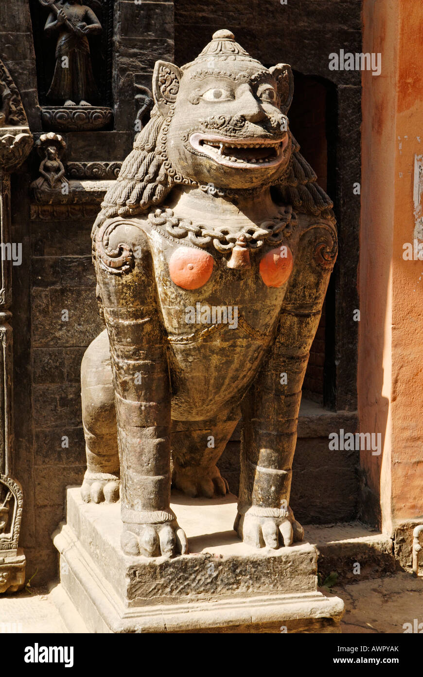 Statua di Lion, Tempio Dorato Kwa Bahal, Patan, Lalitpur, Kathmandu, Nepal Foto Stock