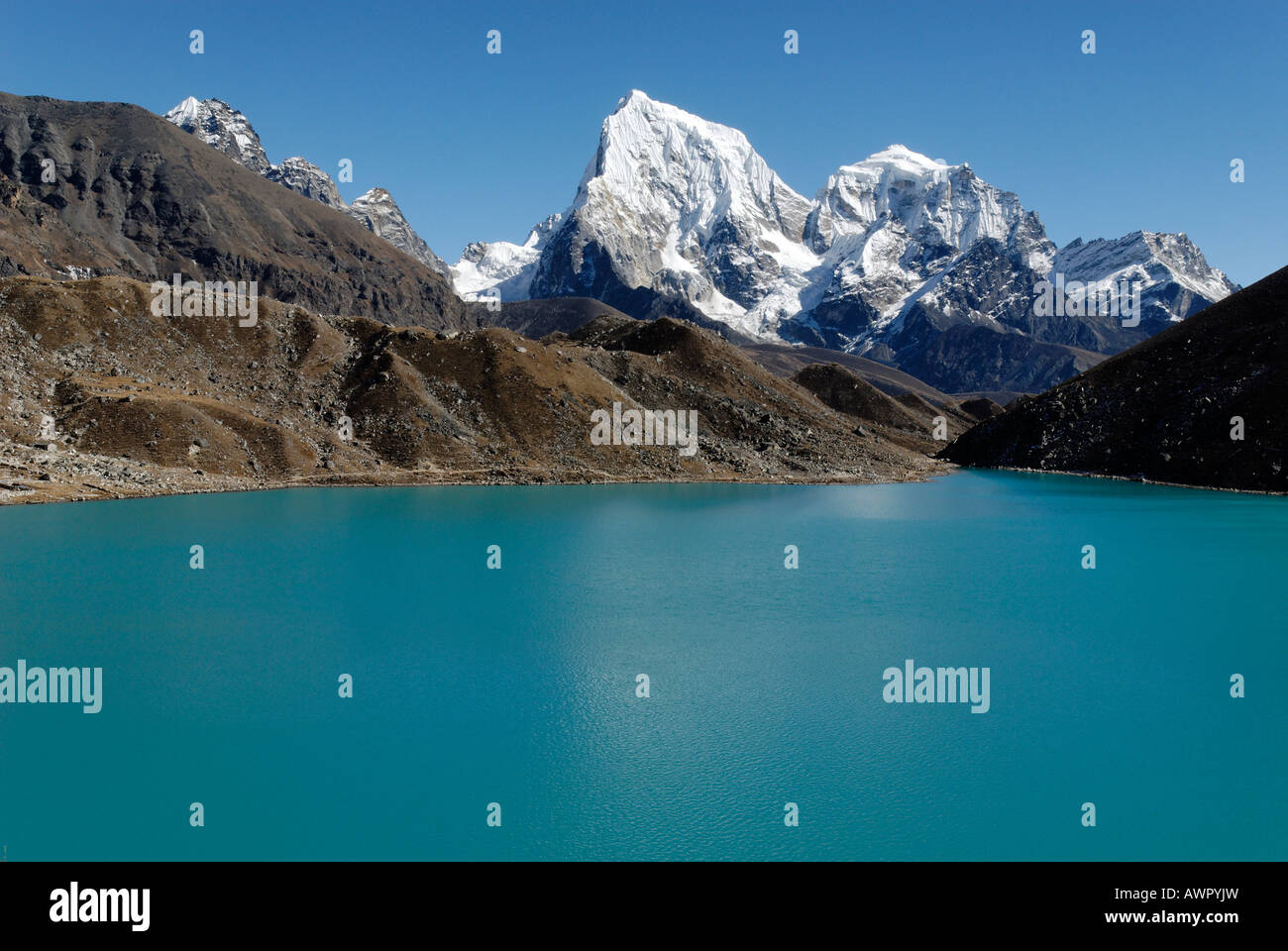 Vista dal lago di Gokyo (Dudh Pokhari) sopra il ghiacciaio Ngozumpa verso Arakamtse (6423) und Cholatse (6335), nazionale di Sagarmatha Par Foto Stock