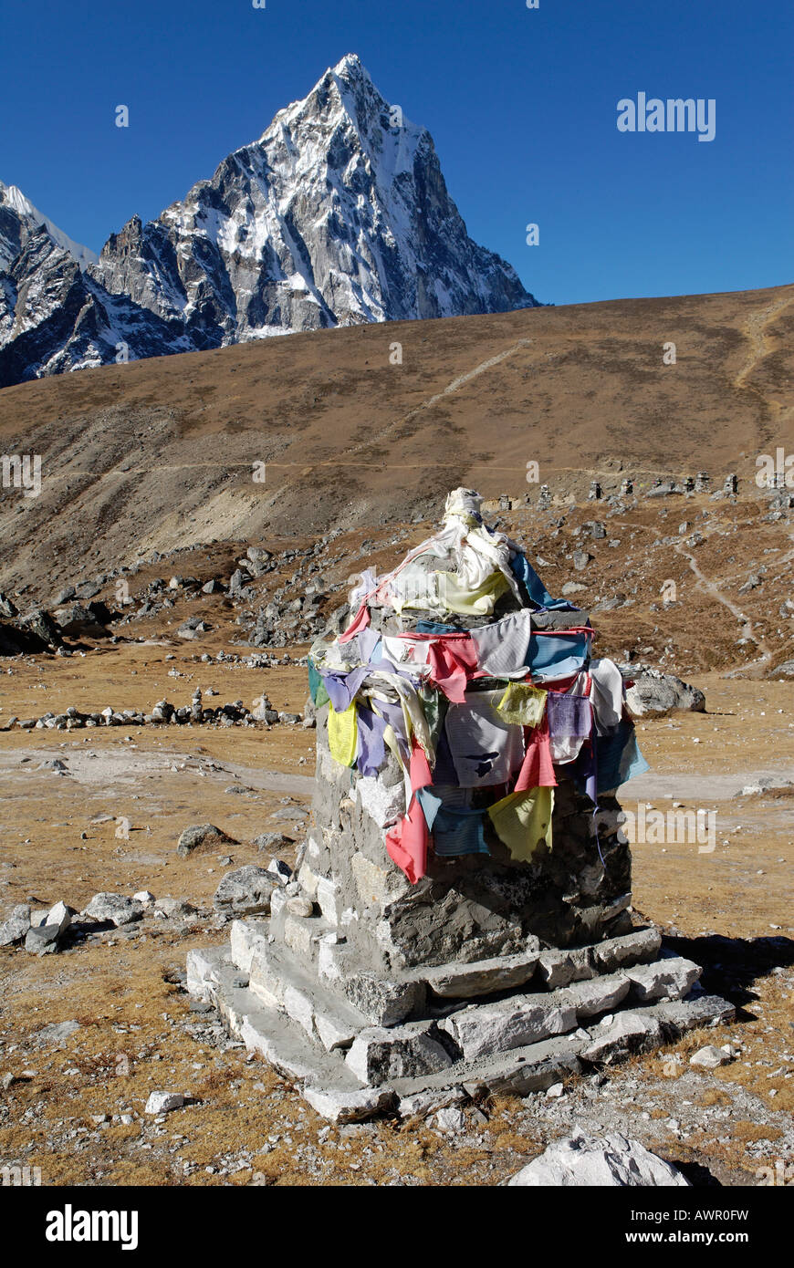 Sherpa alpinista e cimitero di Thokla Pass, Khumbu Himal, Parco Nazionale di Sagarmatha, Nepal Foto Stock