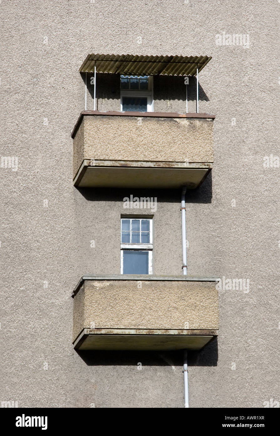 Balconi su un monotono facciata di edificio, Oberschoeneweide, Berlino, Germania, Europa Foto Stock