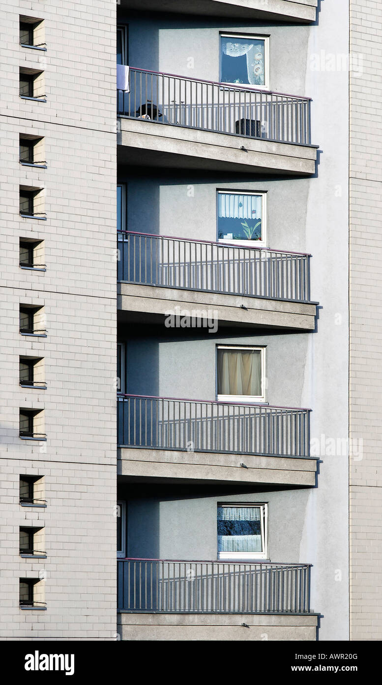 Monotono facciata di edificio con balconi, ringhiere e piccole finestre, Tempelhof di Berlino, Germania, Europa Foto Stock