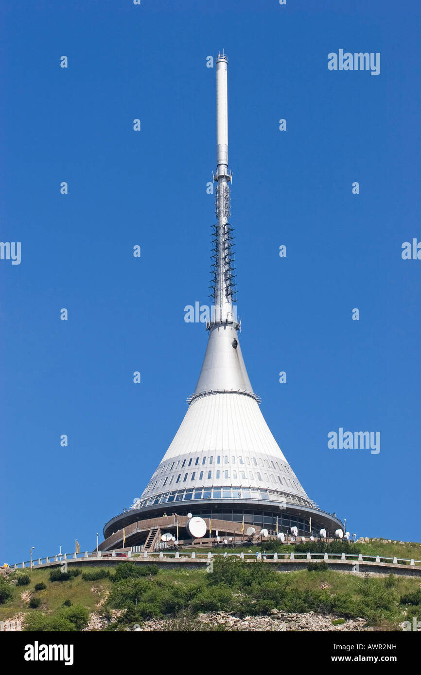 Jested, Jeschken, 1012 m, la torre della televisione, Berghotel, costruito dall'architetto Hubacek, Liberec, Reichenberg, Repubblica Ceca Foto Stock