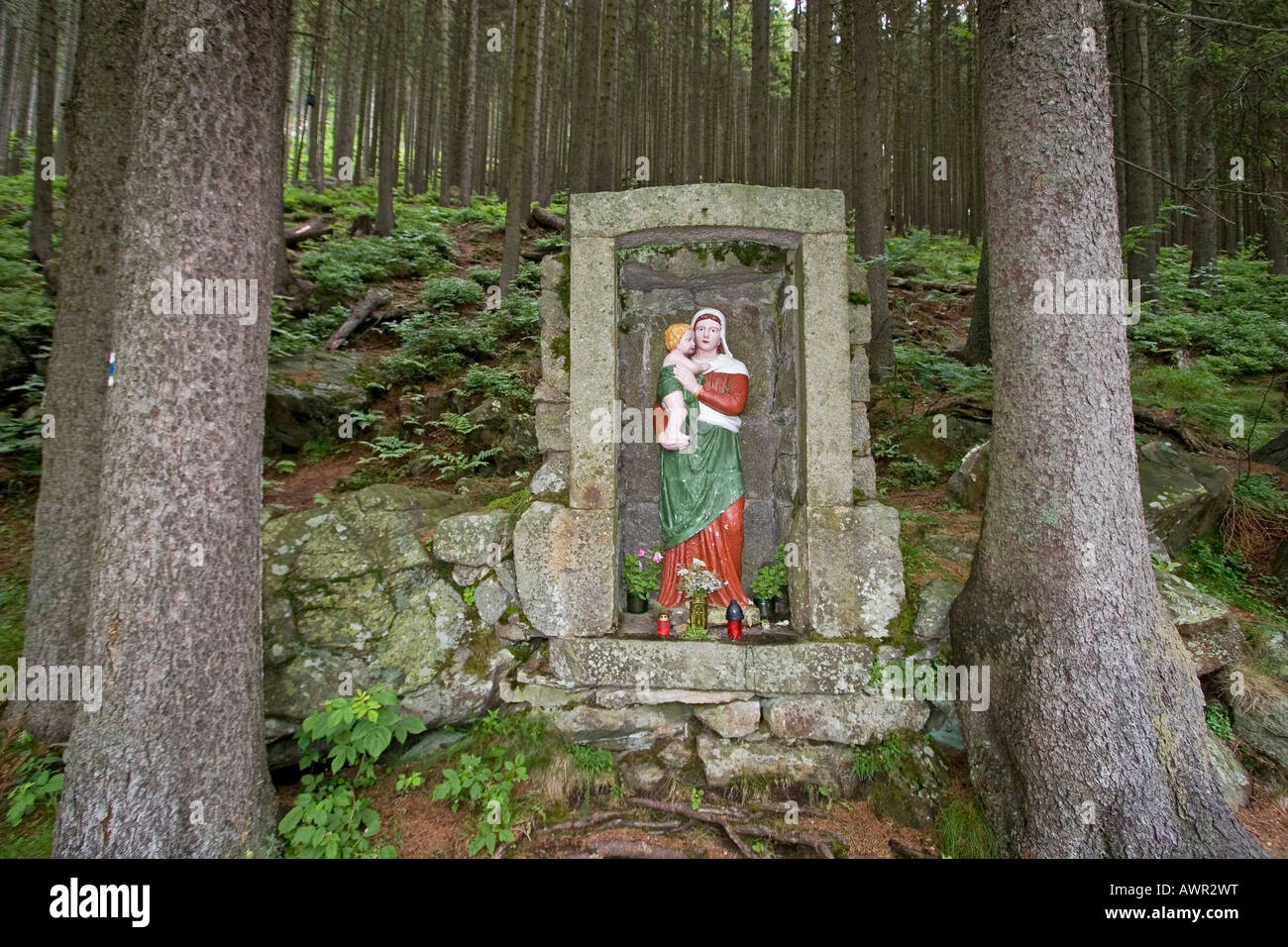 La pietra la figura della Vergine Maria con Bambino, Karkonosze, Repubblica Ceca Foto Stock