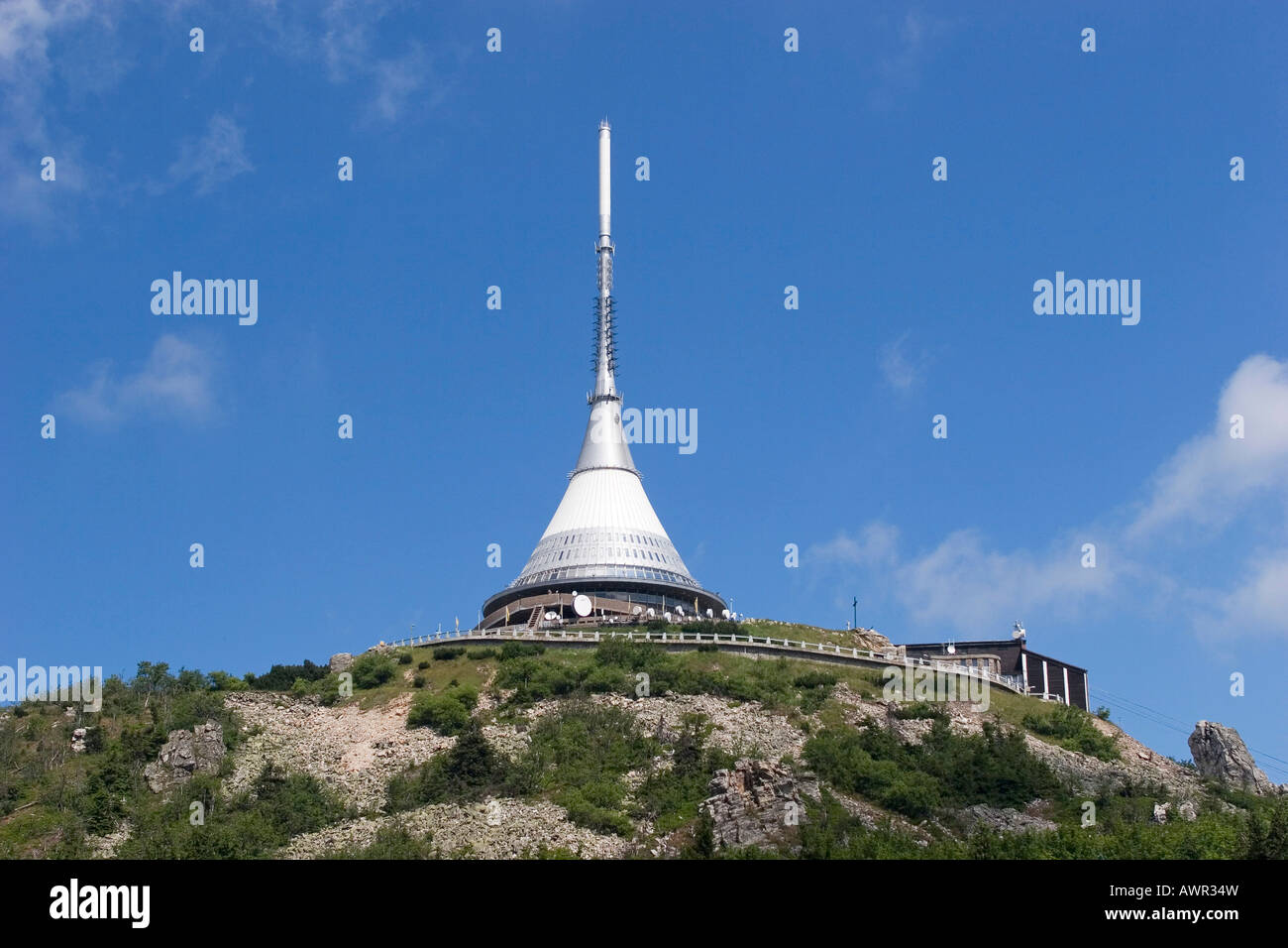 Jested montagna, 1012 m, la torre della televisione e Hotel costruito dall'architetto Hubácek, Liberec, Repubblica Ceca Foto Stock