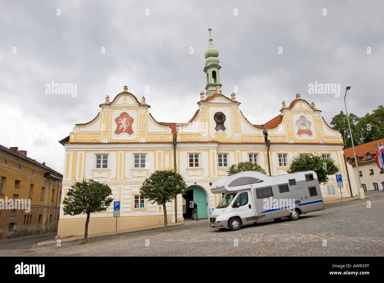 Campmobile davanti al municipio, Kasperske Hory, Repubblica Ceca, Europa Foto Stock