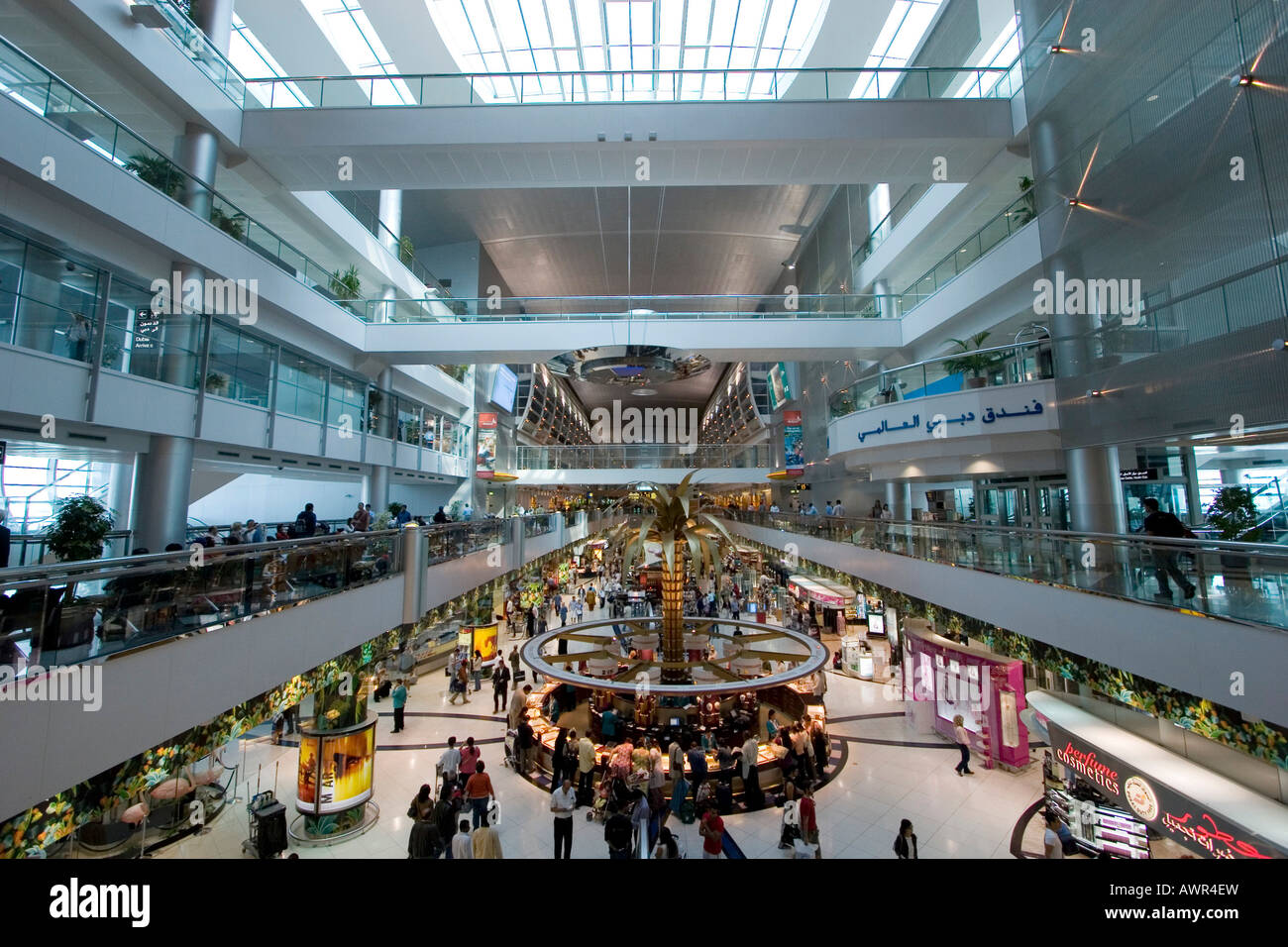 Duty Free Shopping, all'aeroporto di Dubai, Emirati Arabi Uniti, Emirati arabi uniti Foto Stock