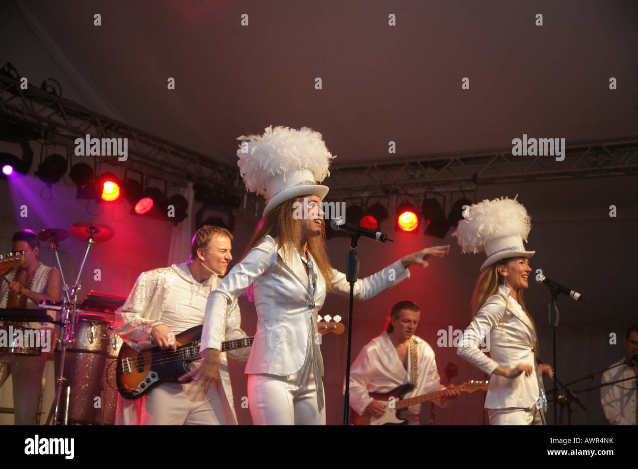 Il comico Anke Engelke con la sua band "Fred Kellner e il famoso Soul-Sisters' Foto Stock