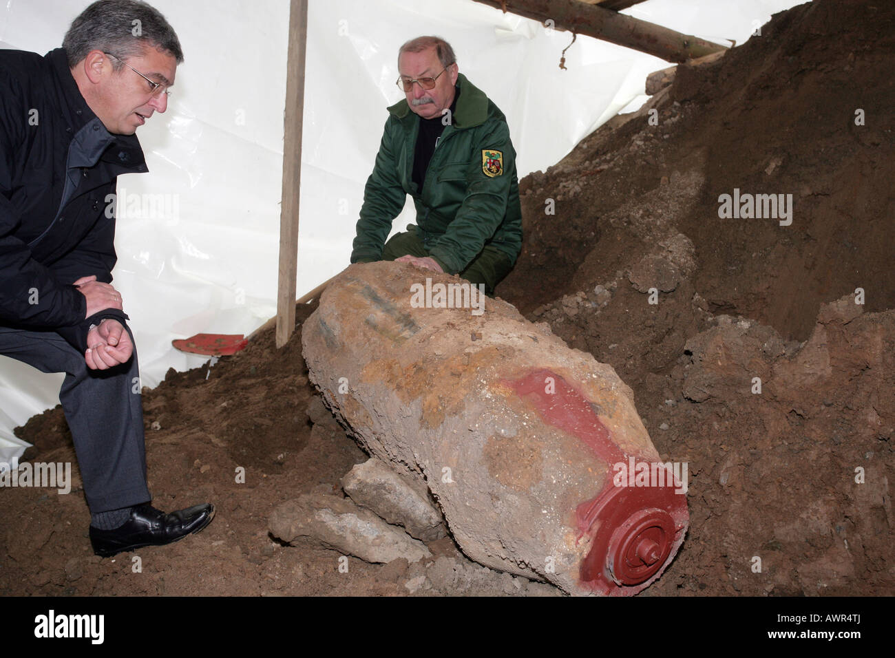 Roger Lewentz undersectretary del Ministero dell'Interno nella Renania Palatinato prima una bomba da disinnescare per l'esplosiva O Foto Stock