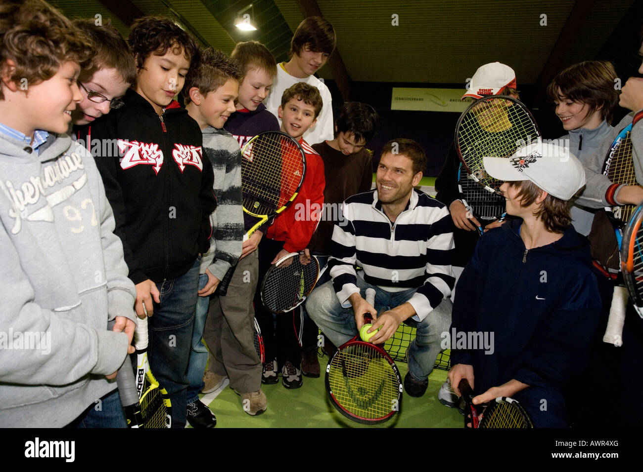 Giocatore di tennis professionista Alexander Waske presso un campo di addestramento con junior i giocatori di tennis presso il tennis centro di formazione in K Foto Stock