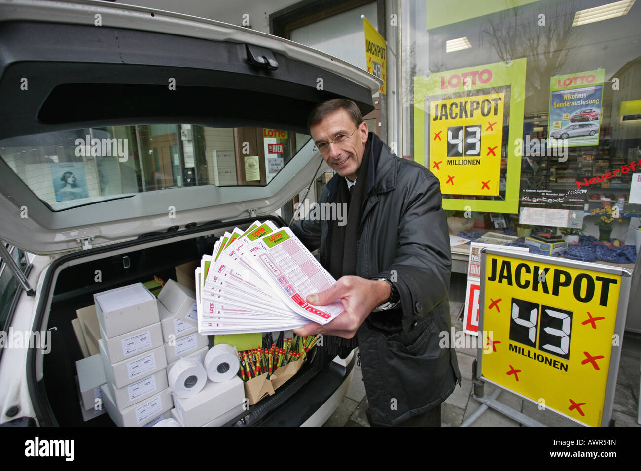Toni Schweizer, capo dell'agenzia generale dal Lotto Renania-Palatinato, in grado di offrire più di biglietti della lotteria per la ricezione di uffici. L Foto Stock